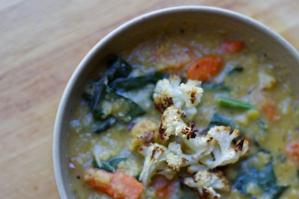 welcome fall – with this creamy cauliflower + kale soup